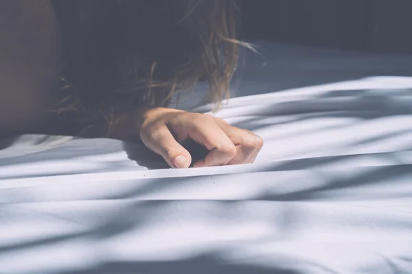 Männliche Hand aus nächster Nähe im Bett — Stockfoto