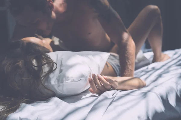 Paar macht Liebe im Bett — Stockfoto