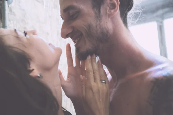 Jovem casal beijando na cama. — Fotografia de Stock