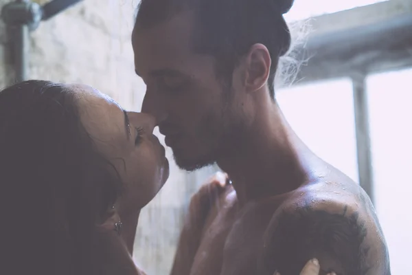 Jovem casal beijando na cama. — Fotografia de Stock