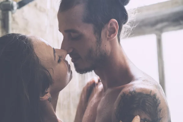 Young couple kissing in bed. — Stock Photo, Image