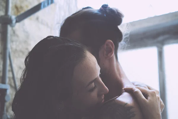Fiatal pár csók az ágyban. — Stock Fotó