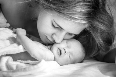 Yavaşça yeni doğmuş bebeği arıyorum anne