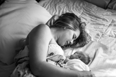 Yavaşça yeni doğmuş bebeği arıyorum anne