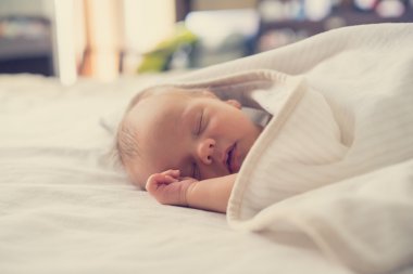 Yeni doğan bebek tatlı uyku