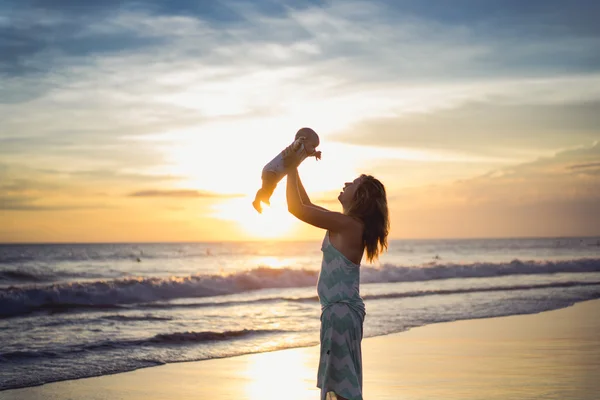 Mother with her baby on the beach — Stock Photo, Image