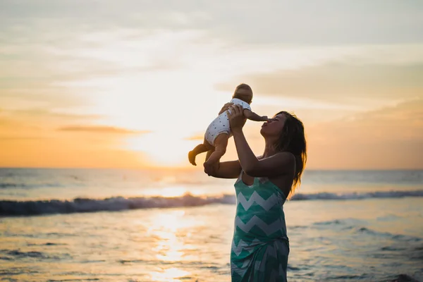 Mother with her baby on the beach — Stock Photo, Image