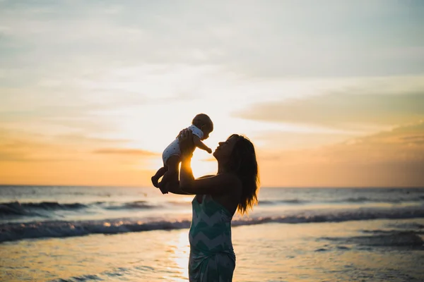 Mother with her baby on the beach — Stock Photo, Image