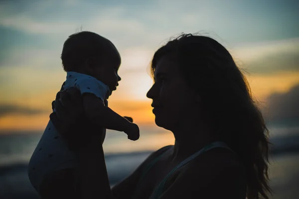 Mãe com seu bebê na praia — Fotografia de Stock