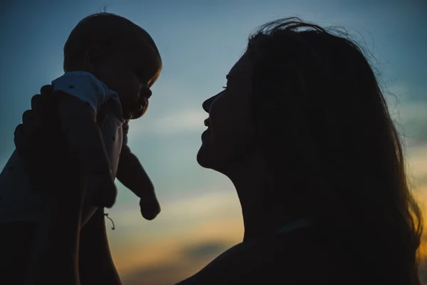 Mãe com seu bebê na praia — Fotografia de Stock