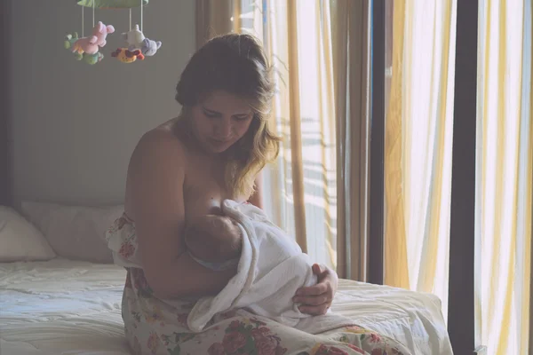 Mãe está alimentando seu recém-nascido — Fotografia de Stock