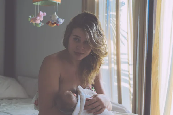 Μητέρα σίτιση αυτήν νεογέννητο — Φωτογραφία Αρχείου
