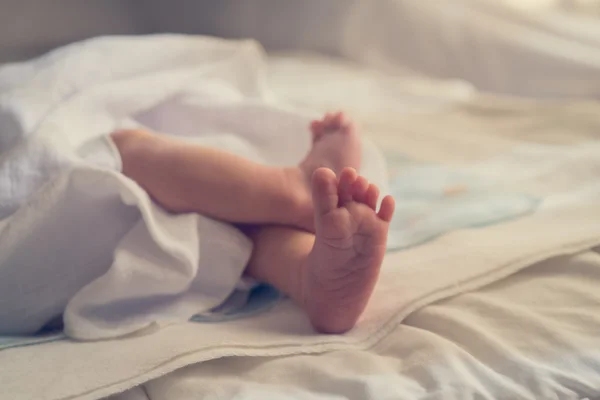 Nyfödda fötter på nära håll. — Stockfoto