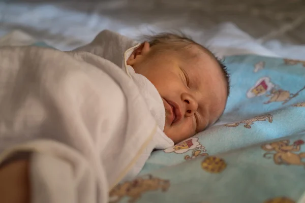 Nyfödda barn sover sött — Stockfoto