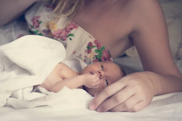 Mamá mirando suavemente a su bebé recién nacido — Foto de Stock