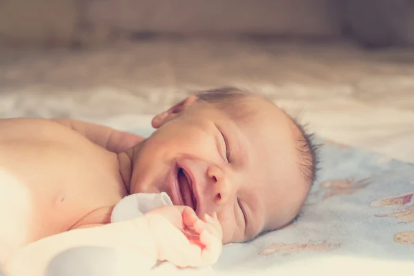 Nyfött barn nära upp porträtt . — Stockfoto