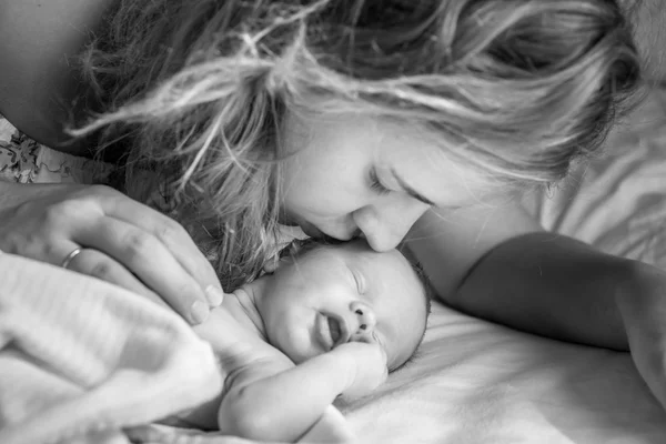 Mama delikatnie kissisng noworodka — Zdjęcie stockowe