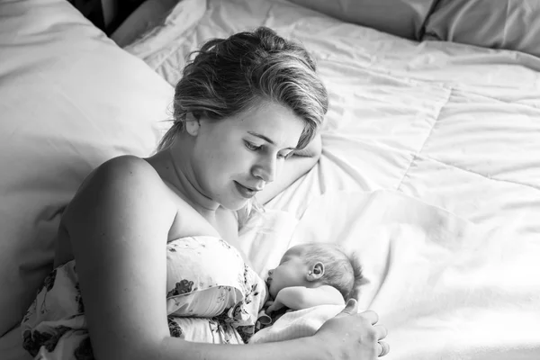 Mama delikatnie patrząc na jej noworodka — Zdjęcie stockowe