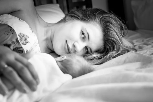 Mom and her newborn baby . — Stock Photo, Image