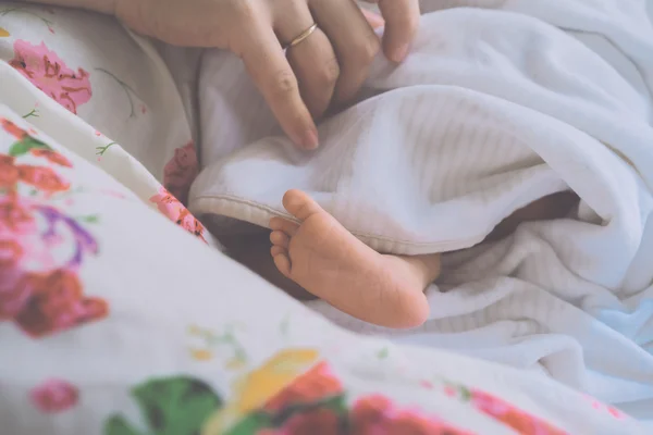 Nyfödda fötter på nära håll. — Stockfoto