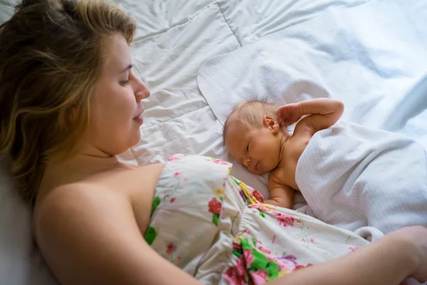 Mãe gentilmente olhando para seu bebê recém-nascido — Fotografia de Stock