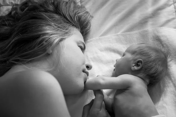 Maman regarde doucement son nouveau-né — Photo