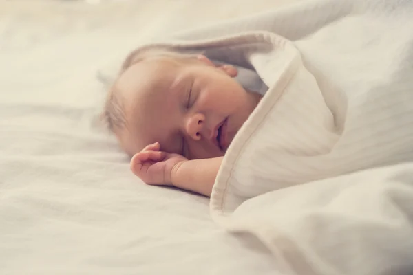 Nyfødte baby sover sødt - Stock-foto