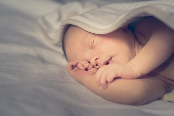 Nyfödda barn sover sött — Stockfoto
