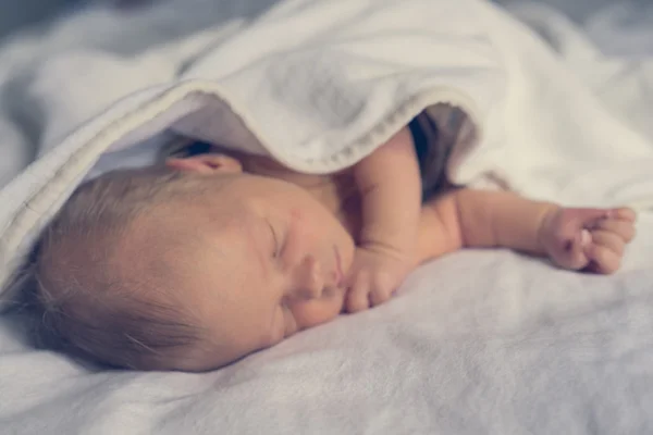 Nyfödda barn sover sött — Stockfoto