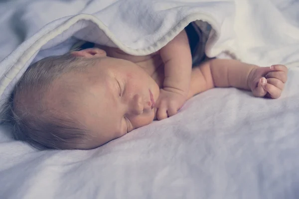 Nyfödda barn sover sött — Stockfoto