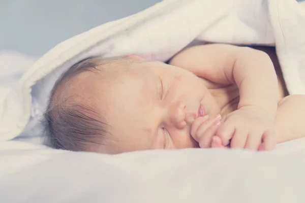 Nyfödda barn sover sött — Stockfoto