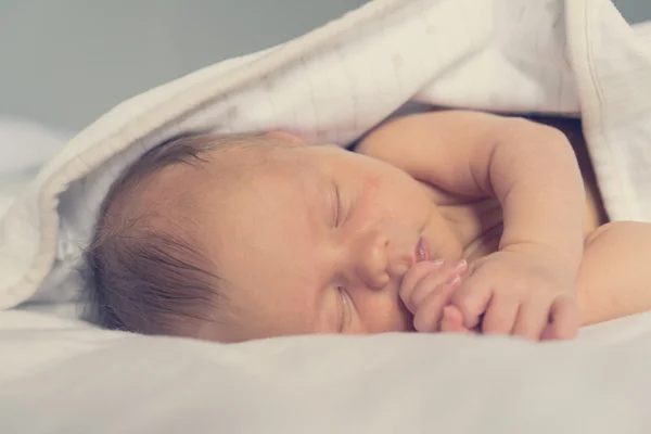 甘く眠っている新生児の赤ちゃん — ストック写真