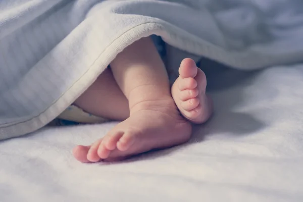 新生児の足をクローズ アップ. — ストック写真