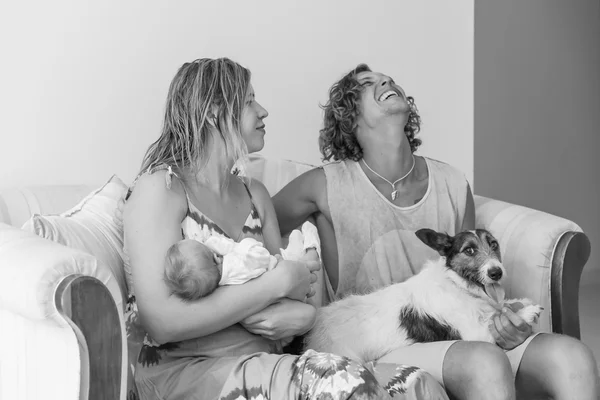 Pareja con bebé en casa —  Fotos de Stock