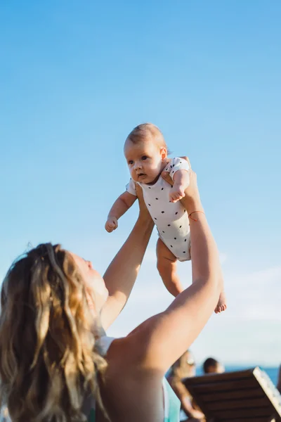 Mère avec son bébé sur la plage — Photo