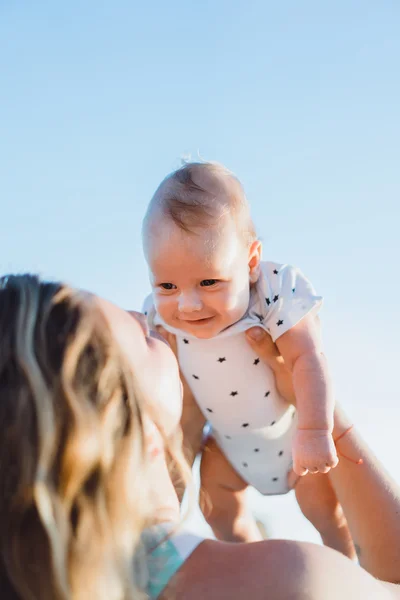 Mère avec son bébé sur la plage — Photo