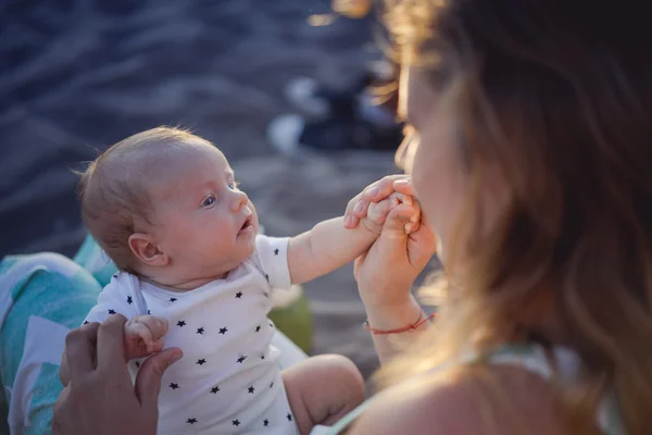 Mãe com seu bebê na praia — Fotografia de Stock