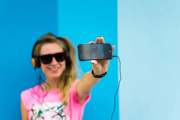 Menina loira fazendo uma selfie — Fotografia de Stock