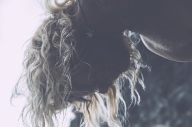 Acımasız adam sörfçü uzun beyaz saçlı .