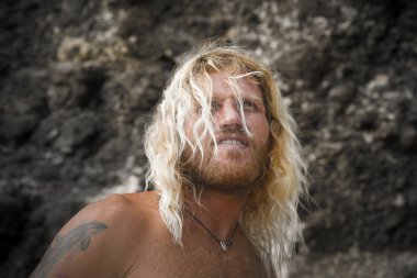 Acımasız adam sörfçü uzun beyaz saçlı .