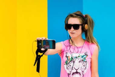  sarışın kız selfie yapıyor