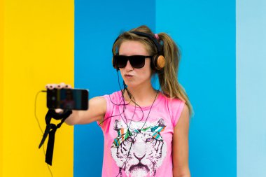  sarışın kız selfie yapıyor