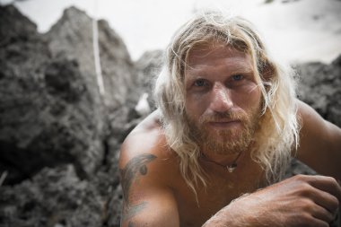 Acımasız adam sörfçü uzun beyaz saçlı 