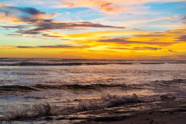  Okyanusta güzel bir gün batımı