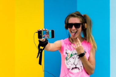  sarışın kız selfie yapıyor