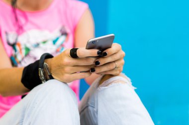  Kız holding cep telefonu 