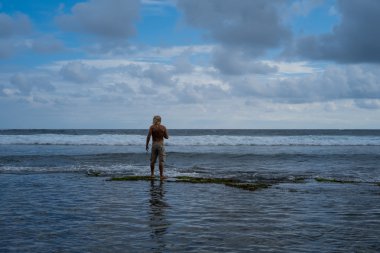 Acımasız adam sörfçü uzun beyaz saçlı .