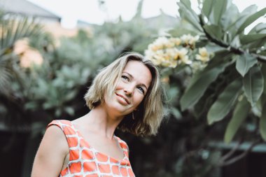 tropikal palmiye ağaçları karşı sarışın kız