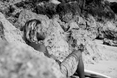 sörfçü ile sahilde sörf tahtası