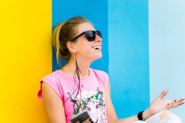  sarışın kız içinde güneş gözlüğü poz 